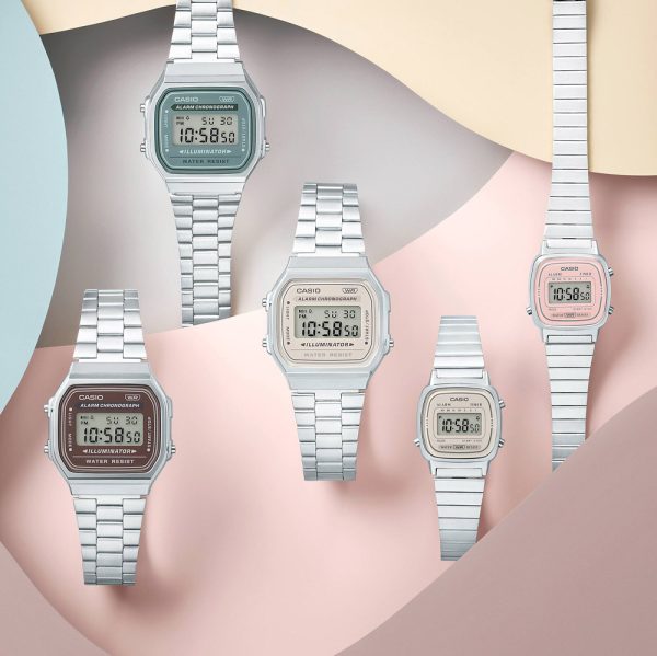به دنبال یک ساعت مچی با طراحی نوستالژیک و امکانات کاربردی هستید؟ ساعت مچی دیجیتال کاسیو CASIO A168WA-8AYDF یک انتخاب عالی برای شماست. این ساعت با الهام از طراحی‌های دهه 80 میلادی، ترکیبی از سبک کلاسیک و مدرن را به شما ارائه می‌دهد. ویژگی‌های کلیدی: طراحی نوستالژیک و جذاب: ساعت A168WA-8AYDF با طراحی دیجیتال و بدنه نقره‌ای رنگ، یادآور ساعت‌های محبوب دهه 80 است. کرنومتر: این ساعت دارای کرنومتر با دقت 1/100 ثانیه است که برای اندازه‌گیری زمان در فعالیت‌های ورزشی و روزمره کاربرد دارد. آلارم: با استفاده از آلارم این ساعت می‌توانید برای زمان‌های خاصی یادآوری تنظیم کنید. نور پس زمینه: این ساعت دارای نور پس زمینه LED است که به شما امکان می‌دهد در محیط‌های کم نور به راحتی زمان را مشاهده کنید. مقاومت در برابر آب: این ساعت در برابر پاشش آب مقاوم است و برای استفاده روزمره مناسب است. (توجه: مناسب برای شنا نیست) بند استیل ضد زنگ: بند استیل این ساعت علاوه بر زیبایی، دوام و طول عمر بالایی را نیز تضمین می‌کند. تقویم خودکار: این ساعت دارای تقویم خودکار است که تاریخ را به صورت دقیق نمایش می‌دهد. عمر باتری طولانی: باتری این ساعت تا 7 سال عمر می‌کند و نیاز به تعویض مداوم ندارد. قیمت مناسب: ساعت مچی دیجیتال کاسیو A168WA-8AYDF با توجه به ویژگی‌ها و کیفیت ساخت، قیمتی بسیار مناسب دارد. چرا ساعت مچی یونیسکس کاسیو A168WA-8AYDF را انتخاب کنیم؟ این ساعت یک انتخاب عالی برای افرادی است که به دنبال یک ساعت با طراحی خاص، امکانات کاربردی و قیمت مناسب هستند. ساعت A168WA-8AYDF با طراحی نوستالژیک و ویژگی‌های مدرن، می‌تواند به عنوان یک اکسسوری جذاب برای هر استایلی مورد استفاده قرار گیرد.